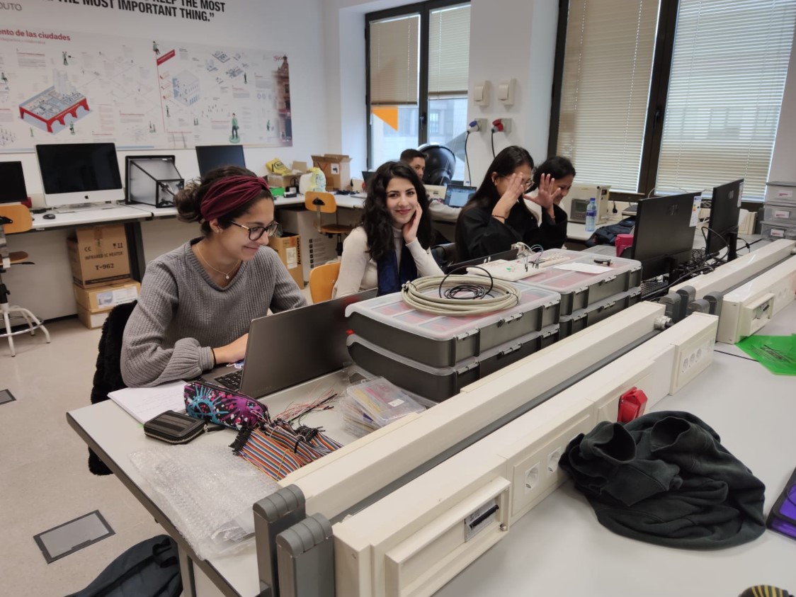 Curso piloto: «IoT from Pins to Pixels»